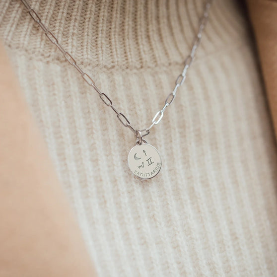 Anhänger Sternzeichen für Halsketten und Ohrringe in Silber getragen an Halskette von Frau