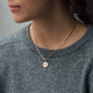 Anhänger Sternzeichen für Halsketten und Ohrringe in Roségold getragen an Halskette von Frau