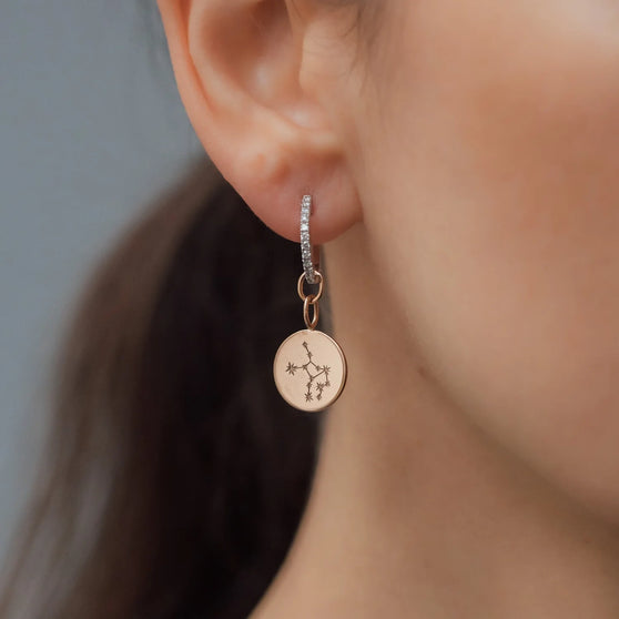 Anhänger Sternzeichen für Halsketten und Ohrringe in Roségold getragen an Ohrring von Frau