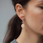 Anhänger Sternzeichen für Halsketten und Ohrringe in Roségold getragen an Ohrrring von Frau
