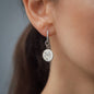 Anhänger Sternzeichen für Halsketten und Ohrringe in Sterling Silber getragen an Ohrring von Frau