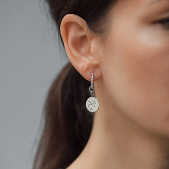 Anhänger Sternzeichen für Halsketten und Ohrringe in Sterling Silber getragen von Frau