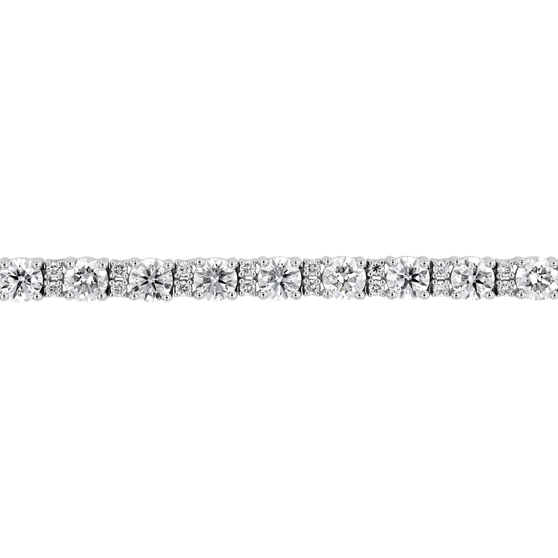 Detailaufnahme von weißgoldenem Armband mit Diamanten besetzt, Freisteller