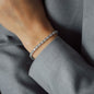 Detailaufnahmen von Frau mit grauem Blazer und weißem Diamantarmband