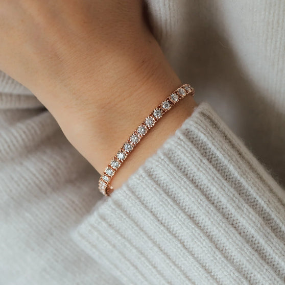 Handgelenk mit roségoldenem Armband mit weißen Diamanten besetzt