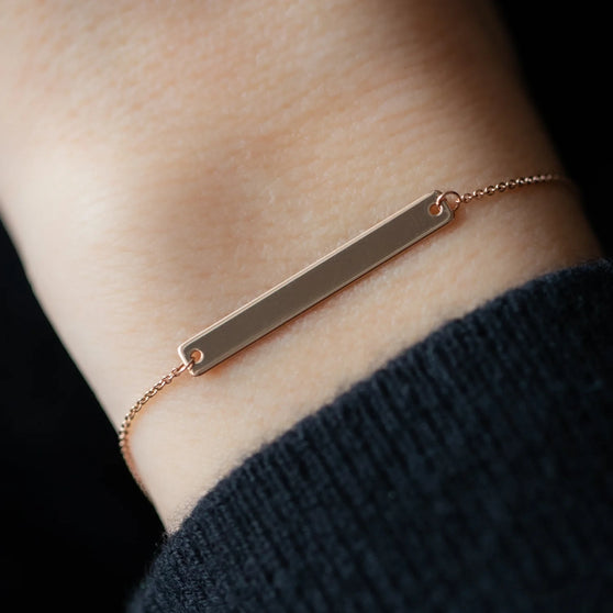 Armkette Empty 30x4mm in Roségold mit Gravurmöglichkeit getragen an Handgelenk