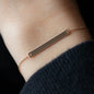Armkette Empty 30x4mm in Roségold mit Gravurmöglichkeit getragen an Handgelenk