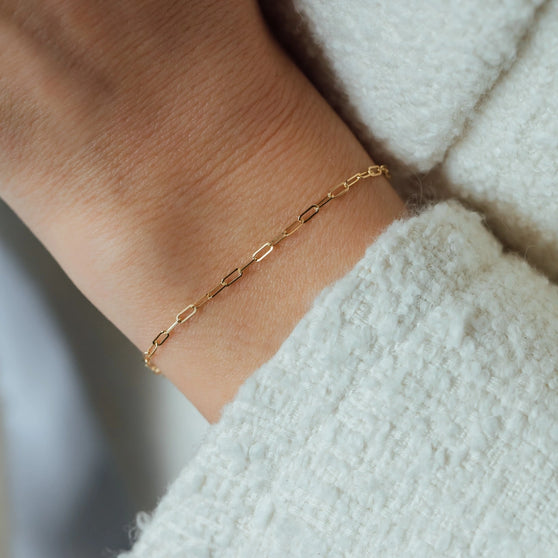 Handgelenk mit Armband Gelbgold