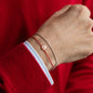 Arm mit Armkette SAM Petite in Silber und Totenkopf Armband mit rotem Stoffband