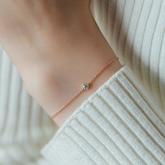 Detailaufnahme von Armkette SOUL mit weißem Diamant in Roségold, getragen an Handgelenk