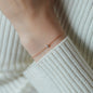 Armkette SOUL mit weißem Diamant in Roségold, getragen an Handgelenk