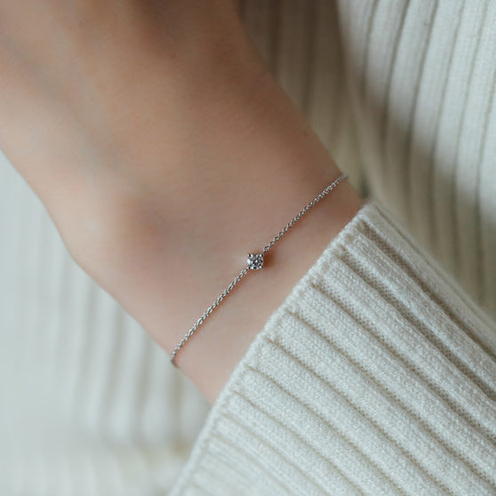 Detailaufnahme von Armkette SOUL mit weißem Diamant in Weißgold, getragen an Handgelenk
