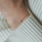Detailaufnahme von Armkette SOUL mit weißem Diamant in Gelbgold, getragen an Handgelenk