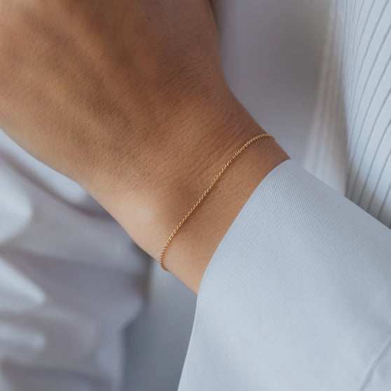 Tragebild Detail Armkette PURE in Gelbgold an Frauen Handgelenk