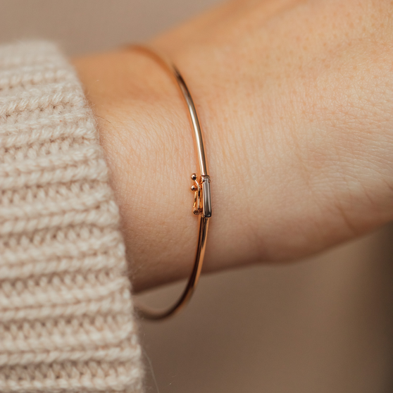 ANNA Armreif Donut in 18 KT Rosegold auf Frauenhandgelenk