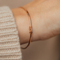 ANNA Armreif Donut in 18 KT Rosegold auf Frauenhandgelenk