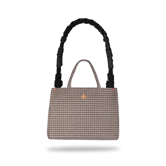 Freisteller von Handtasche mit Karo-Muster und schwarzem, geflochtenen Taschen-Henkel