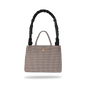 Freisteller von Handtasche mit Karo-Muster und schwarzem, geflochtenen Taschen-Henkel