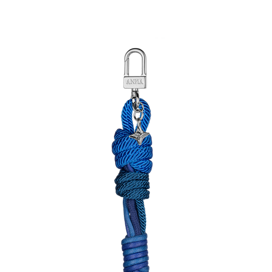 Detailaufnahme von Verschluss von blauem Henkel für Handtasche