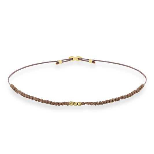 Armband Kai mit Perlen aus 18 KT Gelbgold und beigem Stoffband in Vorderansicht