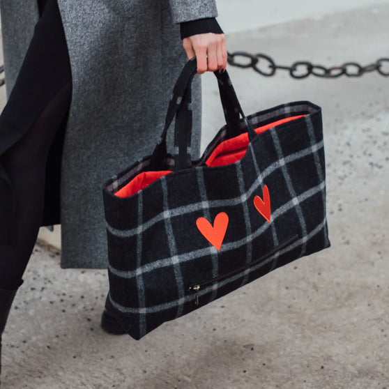 Handtasche MONDAY HEART schwarz kariert getragen von Frau in Bewegung