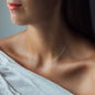 Halskette in Weißgold getragen von Frau