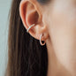 Frau mit Ear Cuff und Ohrring Jolie im Ohr mit weißen Diamanten und in Roségold