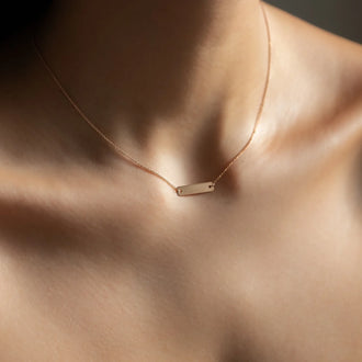 Dekolleté mit Halskette EMPTY in 20x5mm Größe ohne Gravur getragen an Frau