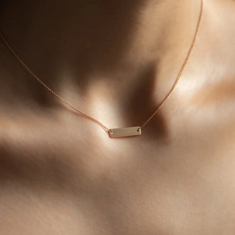 Nahaufnahme von Halskette EMPTY 20x5mm in Roségold an Frau mit Ausschnitt