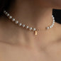 Nahaufnahme von Halskette LAURY Grau in Rosegold getragen 