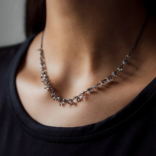 Nahaufnahme von getragener schwarz rhodinierten Silver Halskette mit Edelsteinen