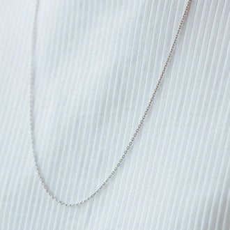 Nahaufnahme von Halskette Sam Petite in Sterling Silber auf weißem Hintergrund