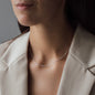 Detailaufnahme von weißgoldener kurzer Halskette mit weißen Diamanten getragen von Frau