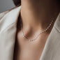 Closeup Bild von Frauen Dekolleté mit kurzer Diamant-Halskette in Weißgold