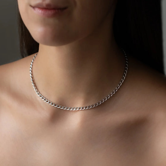 Halskette Bel Air in Sterling Silber getragen von Frau mit braunen Haaren
