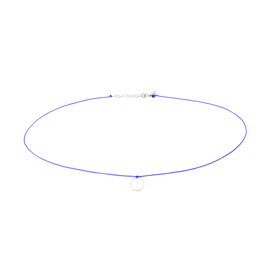 Halskette LEXI mit rundem Silber Anhänger und blauem Stoffband