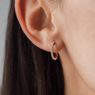Kreolen Ohrring 15 mm in Rosegold mit weiße Diamanten Getragen von Frau