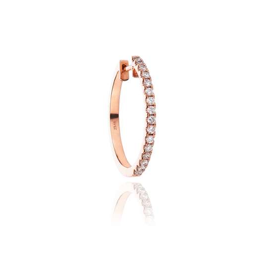 Vorderansicht von rosegoldener Kreole 20mm Durchmesser mit weißen Diamanten besetzt freigestellt