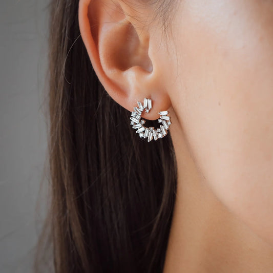 Ohr von Frau mit Diamantohrring