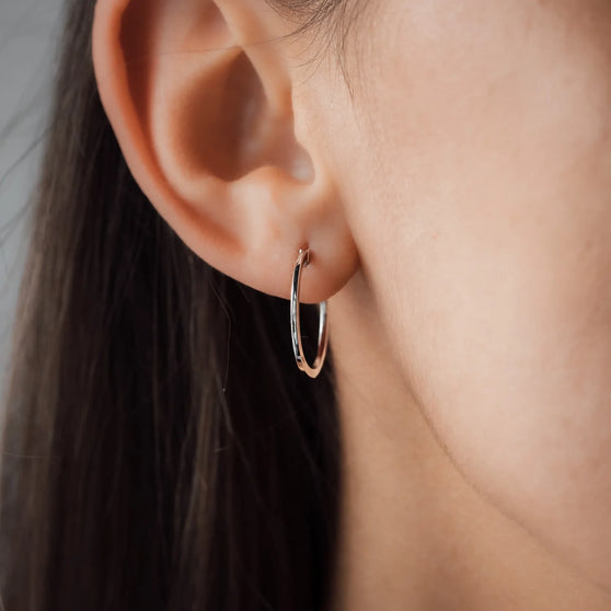 Ohrring Kreole 20mm Durchmesser in Sterling Silber getragen in Frauen Ohr