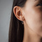 Ausschnitt von Frauen Kopf mit silberner Kreole MARA 20mm im Ohr M