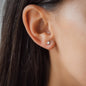Detailaufnahme von Frauen Ohr mit Diamantohrring 