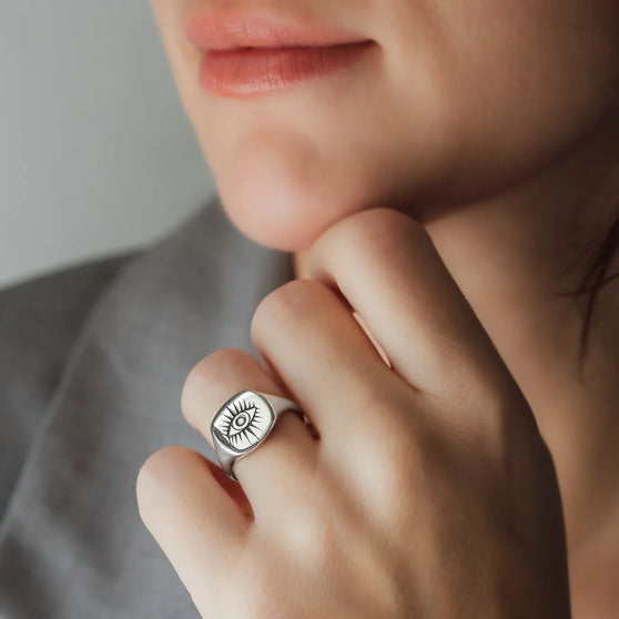 Ring EAGLE EYE in Sterling Silber getragen von Frau in grauem Blazer