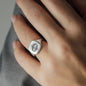 Detailaufnahme von Ring EAGLE EYE in Sterling Silber an Finger von Frau