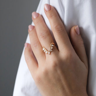 Ring ICONIC in Roségold mit weißen Diamanten getragen an Frauenhand