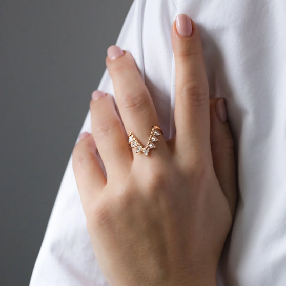 Ring ICONIC in Roségold mit weißen Diamanten getragen an Frauenhand