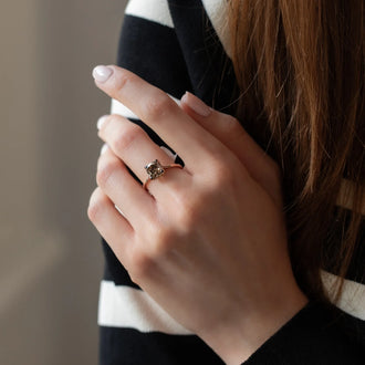 Ring LINA in Roségold mit brauenen Diamanten in Cusion Cut getragen von Frau