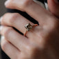 Nahaufnahme von Ring LINA in Roségold mit brauenen Diamanten in Cusion Cut getragen an Mittelfinger
