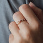 Hand mit Ring in Roségold und weißen Diamanten mit Schrift Mama