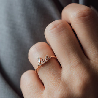 Ring in Roségold mit Name Leo und weißen Diamanten 